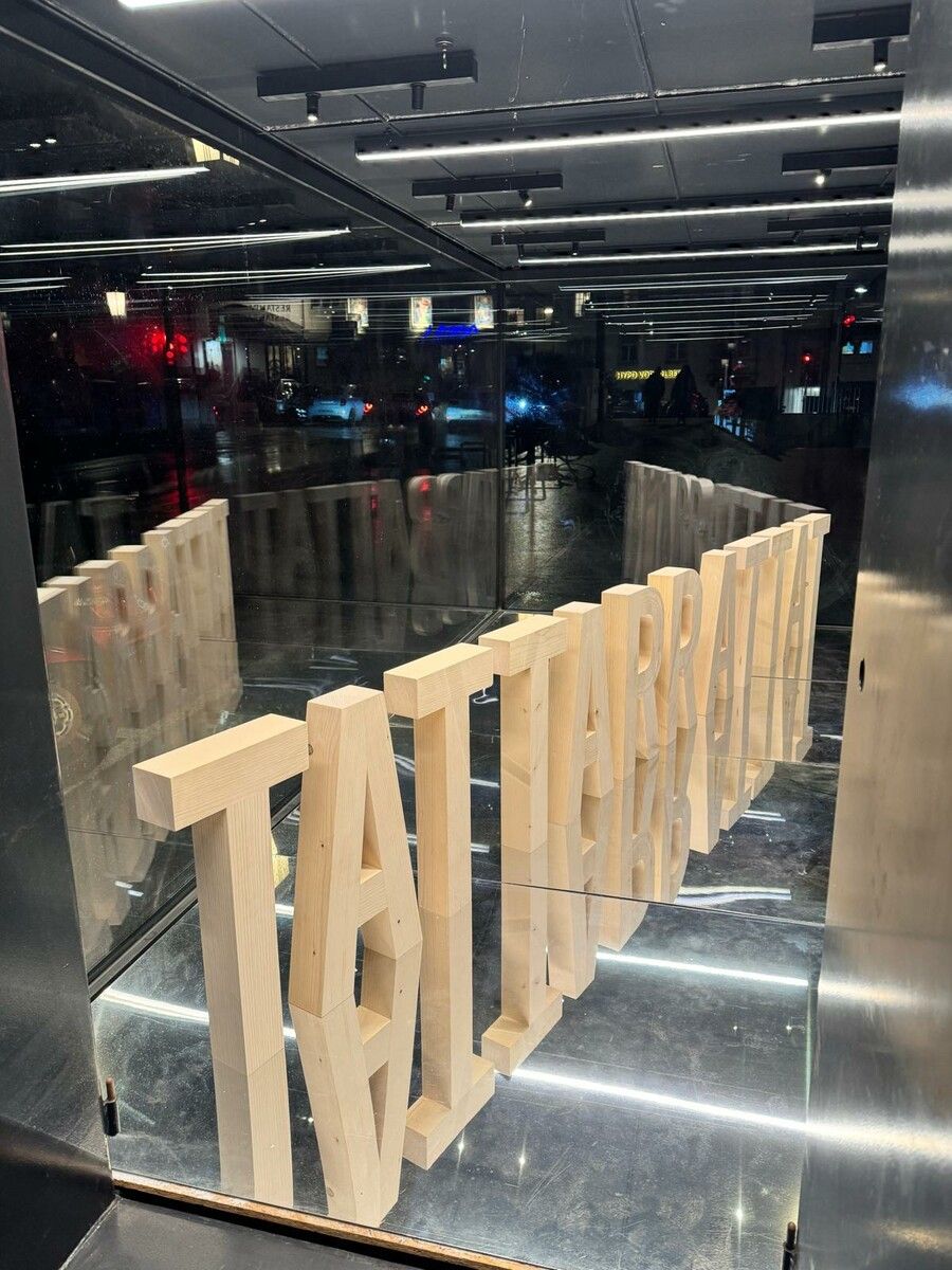 „This too shall pass“ in der Unterführung und „Tattarrattat“ in der Kunstbox am Jahnplatz. ⇒Tomi Scheiderbauer