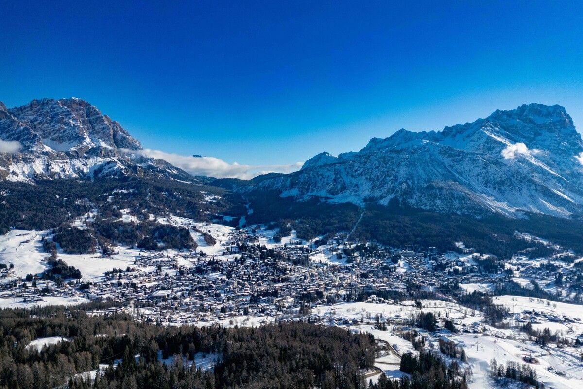 Tradition, Olympische Winterspiele, die legendäre Tofana sowie eine filmtaugliche Kulisse im UNESCO-Weltnaturerbe machen Cortina d‘Ampezzo zu einem mondänen Dolomitenort.⇒apa