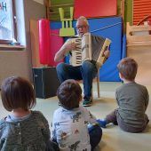Musik verbindet in der Spielgruppe Hatlerstraße