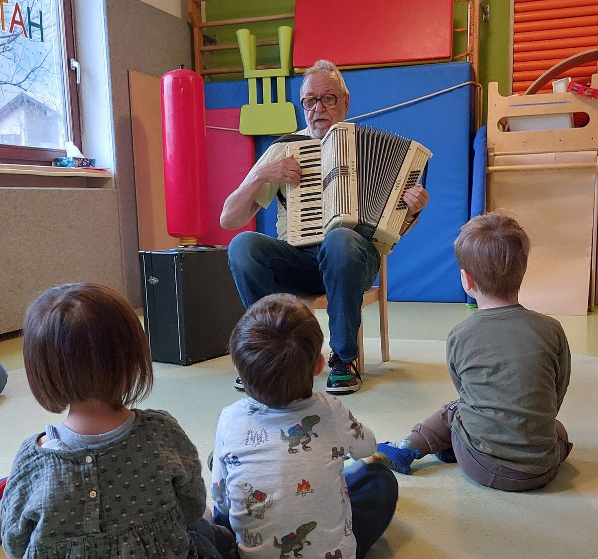 Ulrich Gabriel war in der Spielgruppe Hatlerstraße zu Gast. ⇒ stadt