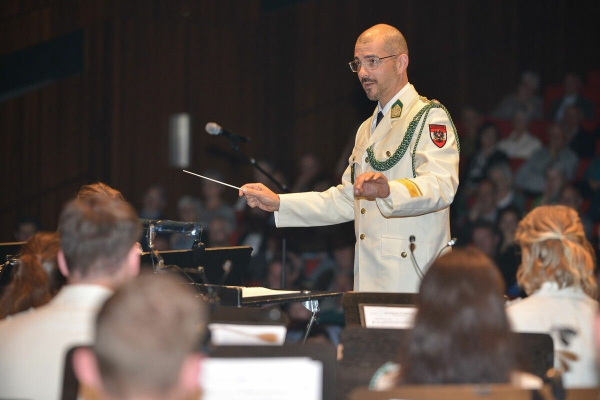 Unter der Leitung von Militärkapellmeister Oberstleutnant Wolfram Öller bilden über 80 Musikantinnen und Musikanten auf der Konzertbühne einen imposanten Klangkörper.