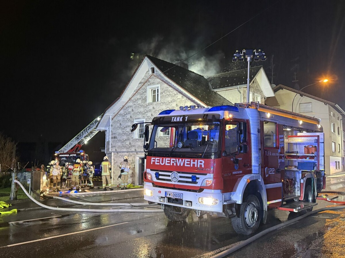 Unter Flutlicht sicherten die Einsatzkräfte die Brandstelle ab. ⇒vlach