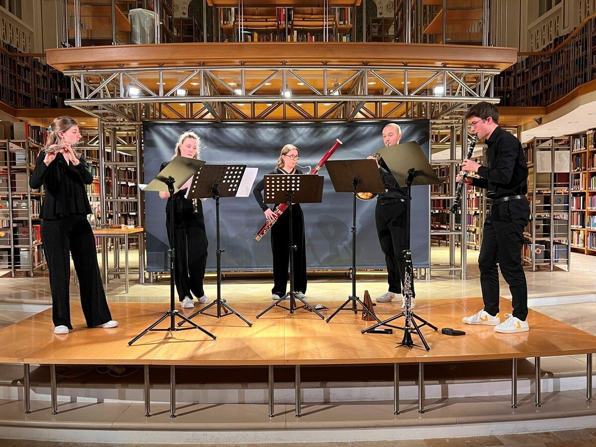 V-Töne sind Laura Moosbrugger (Flöte), Anna Eberle (Oboe), Johanna Bilgeri (Fagott), Anton Doppelbauer (Horn) und Paul Moosbrugger (Klarinette).⇒VN/Marte