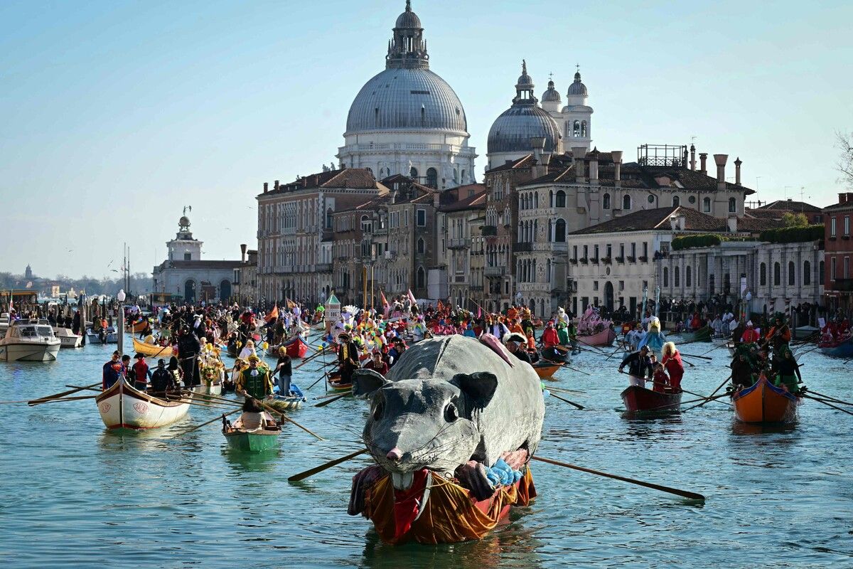 Venizianer fahren mit ihren geschmückten Booten auf dem Canal Grande während der traditionellen Parade des Karnevals von Venedig. Der Karneval findet unter dem Motto „Olympus – Die Ursprünge des Spiels“ statt.