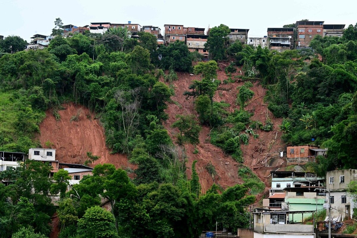 Verzweiflung herrschte in zwei Städten im Südosten Brasiliens, als Rettungskräfte und Anwohner nach 21 Vermissten suchten, nachdem sintflutartige Regenfälle Überschwemmungen und Erdrutsche ausgelöst hatten, die mindestens 46 Menschenleben forderten.