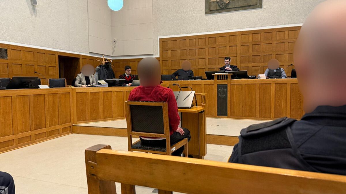 Vier der fünf Angeklagten erschienen vor dem Landesgericht Feldkirch wegen Drohung, Diebstahls und Widerstandshandlungen. ⇒VN/SKÖ