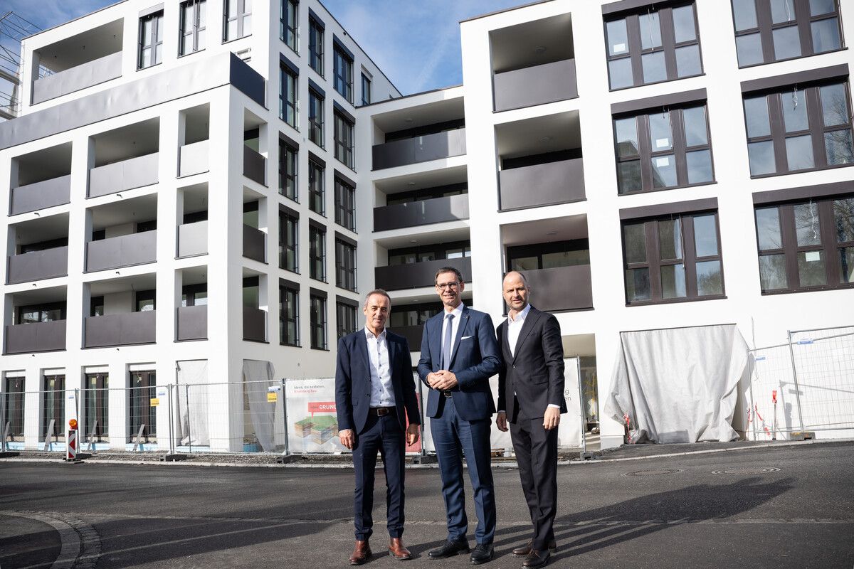 Vogewosi-Geschäftsführer Hans-Peter Lorenz, Landeshauptmann Markus Wallner und Landesrat Marco Tittler (v. l.) präsentierten das aktuelle Wohnprogramm.⇒VLK/Serra