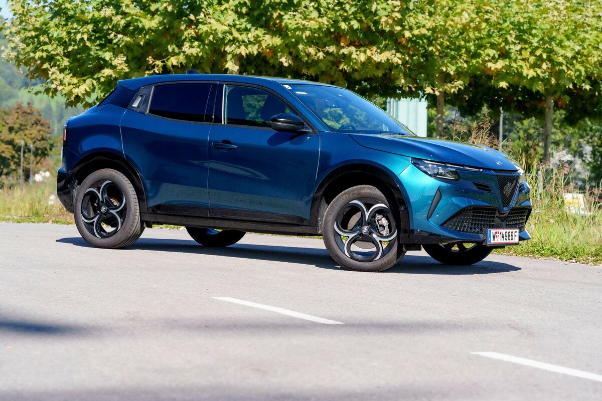 Vorfahrt fürs lebendiges Autogefühl: Der Alfa Romeo Ibrida Speciale stelt sich als ehrgeiziger Aufsteigertyp zur Schau.⇒stiplovsek