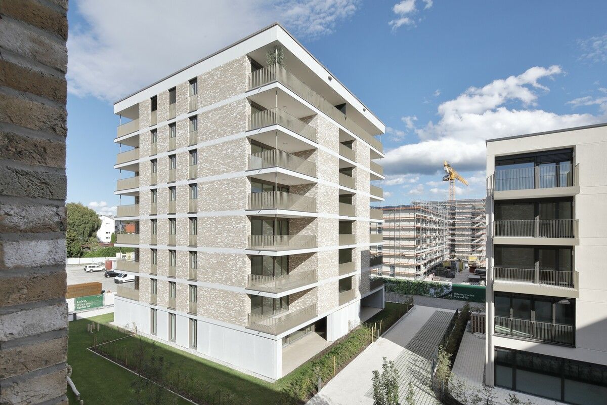 Während die ersten vier von insgesamt 13 Gebäuden im Vierlinden-Quartier bereits fertiggestellt sind, setzt i+R Wohnbau Lindau die Arbeiten am zweiten Bauabschnitt nahtlos fort: Bis Ende März sollen weitere vier Wohnhäuser mit 128 Wohnungen und ein Gewerbebau im Rohbau stehen. ⇒i+R Wohnbau/Radon