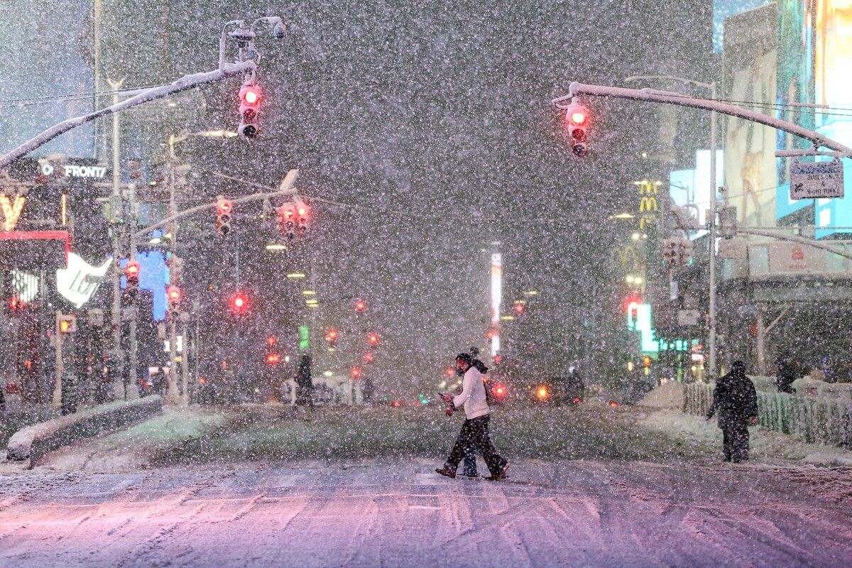Wegen eines Blizzards mit heftigem Schneefall galt gestern unter anderem  auch in Manhattan Fahrverbot.⇒AFP