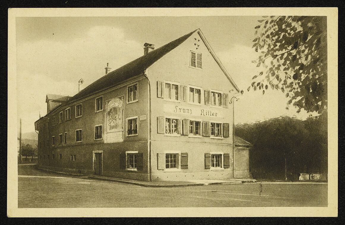 Weiter draußen an der Straße nach Kennelbach und Bregenz-Fluh, eine typische Wirtschaft für die Bauern, die mit ihren Fuhrwerken in die Stadt kamen. Typisch für diese Häuser waren die offenen Brunen vor oder hinter dem Haus, wo die Pferde gefüttert und getränkt wurden. Der Name des ersten Wirts „Franz Ritter“ lebt heute noch im Namen der Kreuzung und der Bushaltestelle.