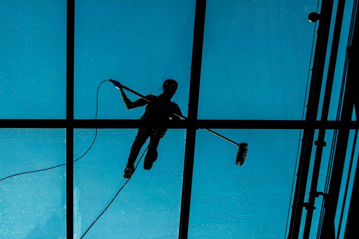 „Wenn man den Hausmeister die Fassade reinigen lässt und er macht sie kaputt, ist er eigentlich nicht versichert“, sagt Halbrainer.