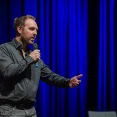 „Enkeltrick 2.0“ mit KI: Wie man Betrug erkennt und warum Technik auch schützt