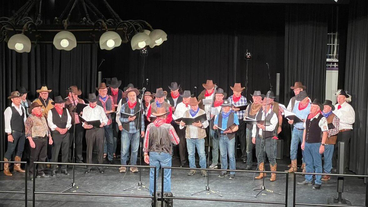 Westernstimmung im Löwensaal: Mit Musik, Tanz und Gesang entführten Mitwirkende beim Ball in Hohenems das Publikum in die Welt der amerikanischen Pionierzeit.⇒Gesangverein Hohenems