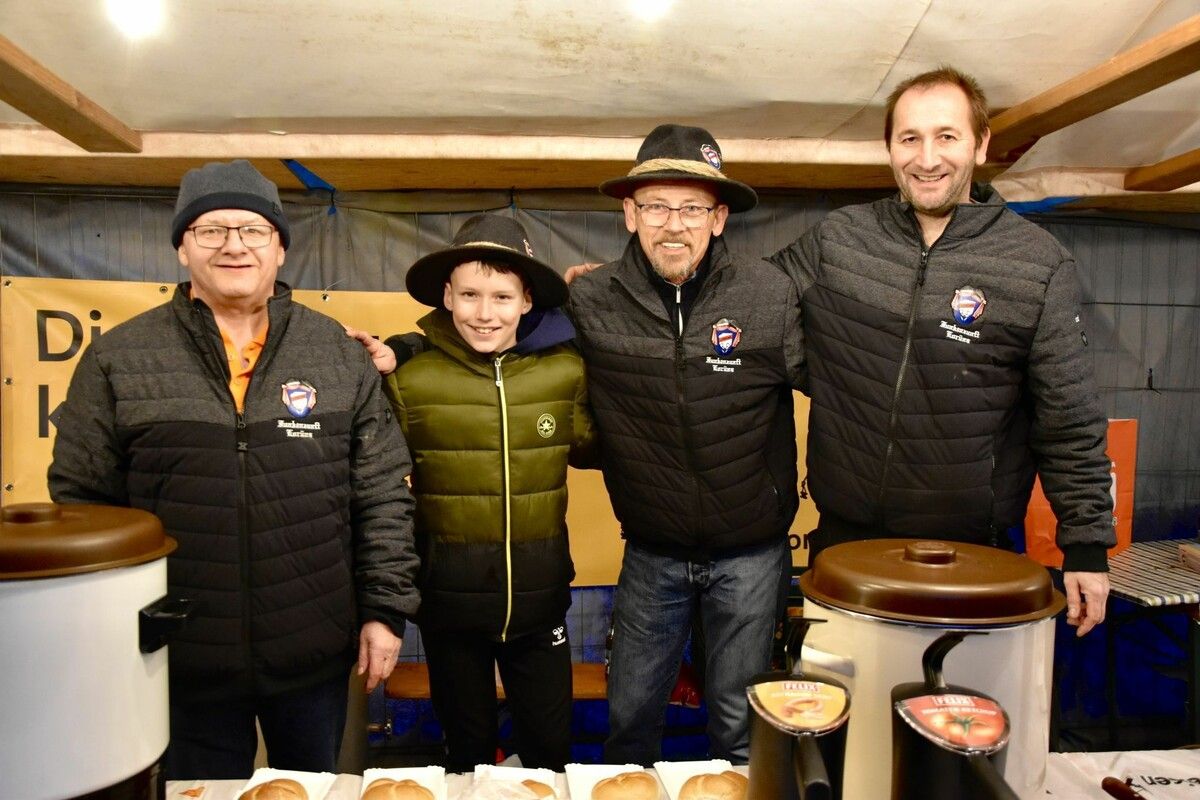 Willi Schnetzer, Vinzent Schneider, Fritz „Fuchsi“ Fuchsberger und Bernd Batlogg sorgten für das leibliche Wohl der Funkenbesucher in Lorüns.⇒Gerhard Scopoli