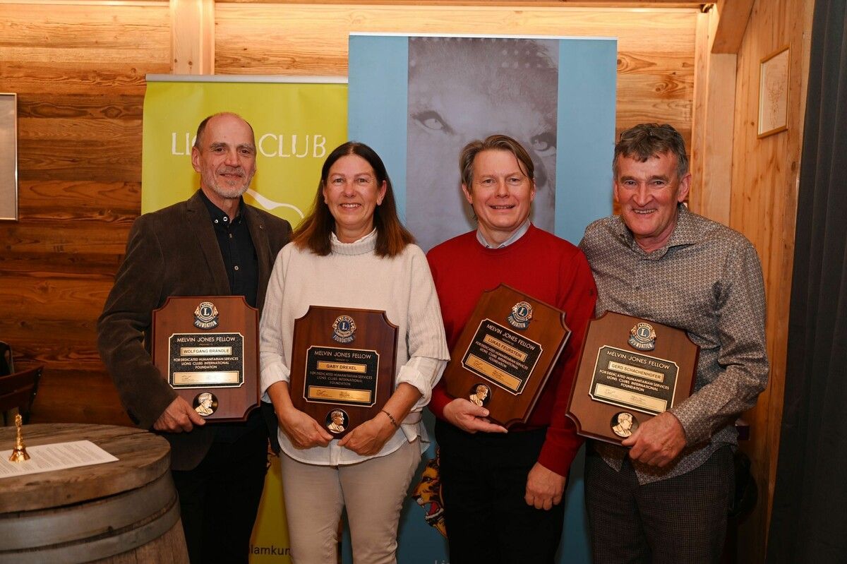 Wolfgang Brändle, Gaby Drexel, Lukas Feurstein und Gerd Schachenhofer mit ihren Auszeichnungen.⇒Andrea Fritz-Pinggera