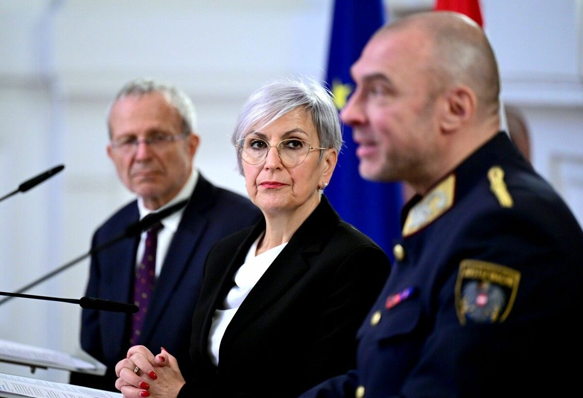 Wolfgang Gratz (links) und Justizministerin Anna Sporrer (SPÖ) bei dem Medientermin. ⇒APA/Roland Schlager