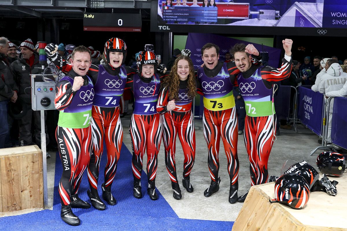 Wolfgang Kindl, LIsa Schulte, Selina Egle, Lara Michaela Kipp, Jonas Müller und Thomas Steu jubeln über die Silbermedaille in der Team-Staffel. ⇒apa