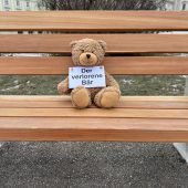 Stofftiere erinnern an Kinder in Kriegsgebieten