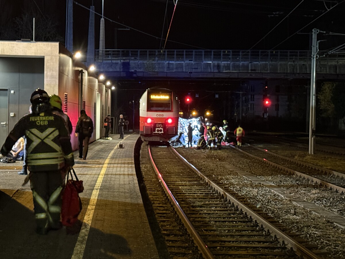 Zahlreiche Einsatzkräfte wurden am frühen Samstagmorgen zu einem tragischen Ereignis zum Bahnhof Bregenz gerufen.⇒vlach