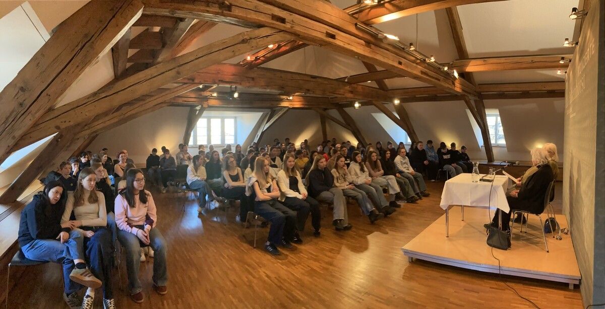 Zahlreiche Schülerinnen und Schüler der MMS Thüringen nahmen am Zeitzeugengespräch teil.⇒Villa Falkenhorst