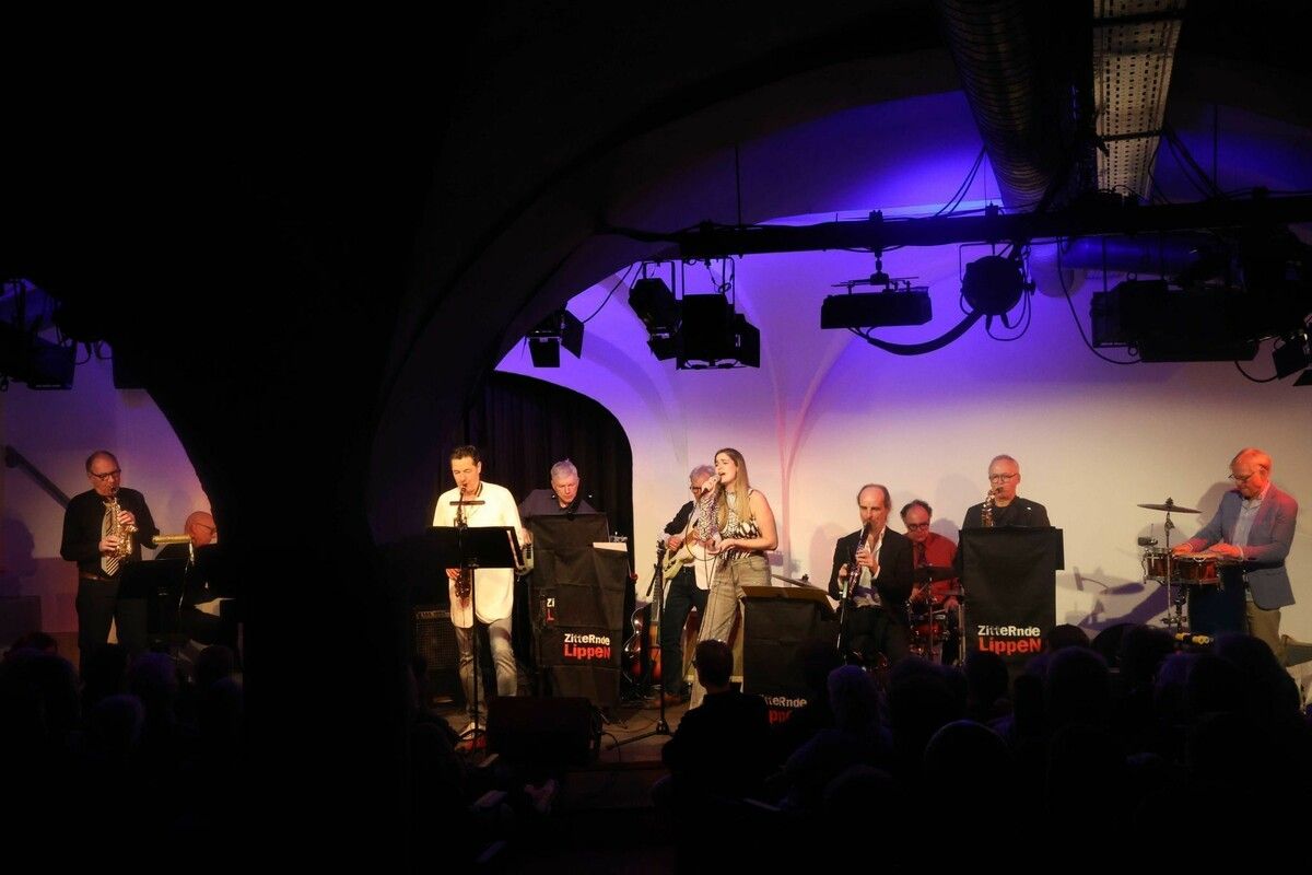 Zu zwei der drei Zugaben tauchte als Überraschungsgast die in Bologna studierende Daria Schuricht auf. ⇒Arno Meusburger