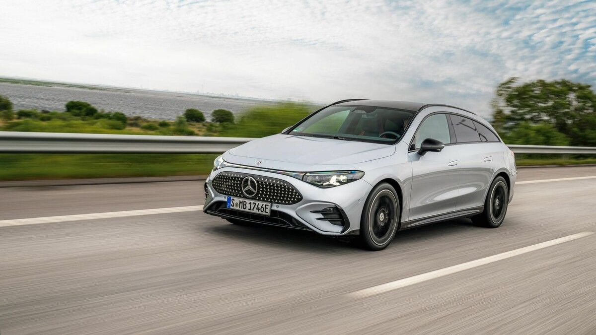 Zukunftshoffnung mit Sport-Rucksack: Der CLA Shooting Brake wird aktuell nur batterieelektrisch angeboten, in Kürze aber auch als Benzin-Hybrid. ⇒Werk