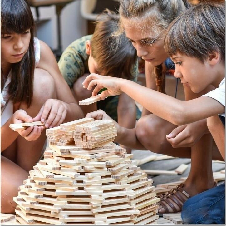 Zwei Tage lang wird in Rankweil mit 20.000 Holzplättchen gebaut.⇒Kapla