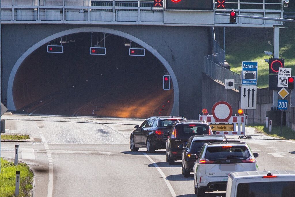 Zwischen Februar und Ende Oktober ist der Achraintunnel wegen Wartungsarbeiten rund 15-mal in der Nacht gesperrt. ⇒VN/Steurer