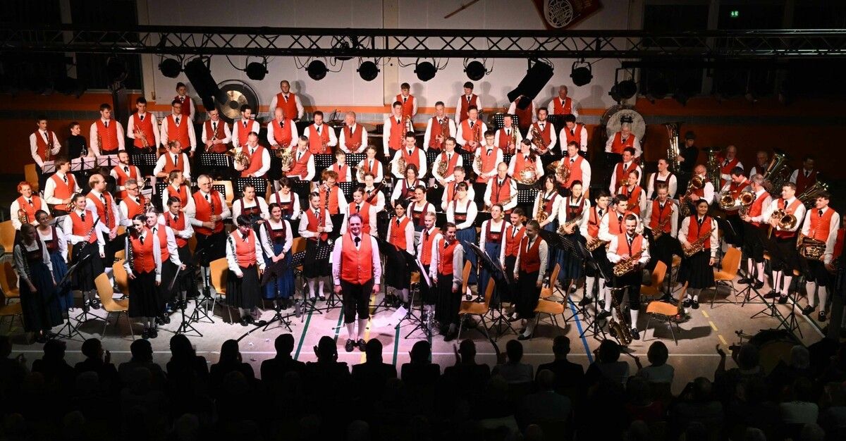 20 Jahre Kapellmeister Simon Gmeiner mit MV Alberschwende und Musikkapelle Sibratsgfäll.⇒Merbod Sohm