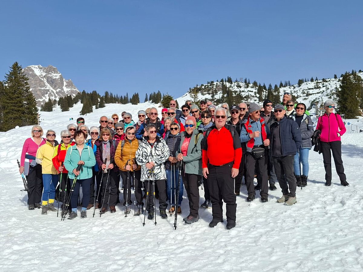 48 Wanderfreunde genossen traumhafte Winterkulisse und beste Stimmung am Körbersee.⇒Vorarlberg 50Plus Langen