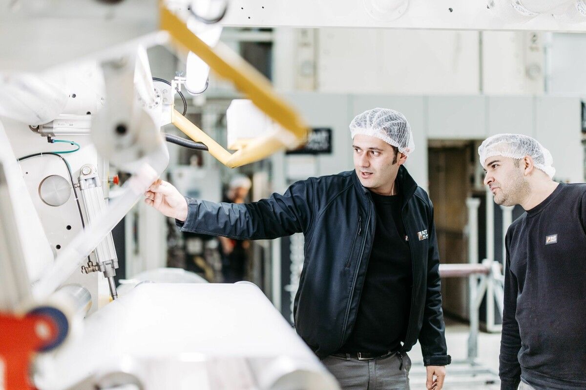 590 Mitarbeiter (davon 33 Lehrlinge in zehn Lehrberufen) beschäftigt Rattpack. ⇒FA