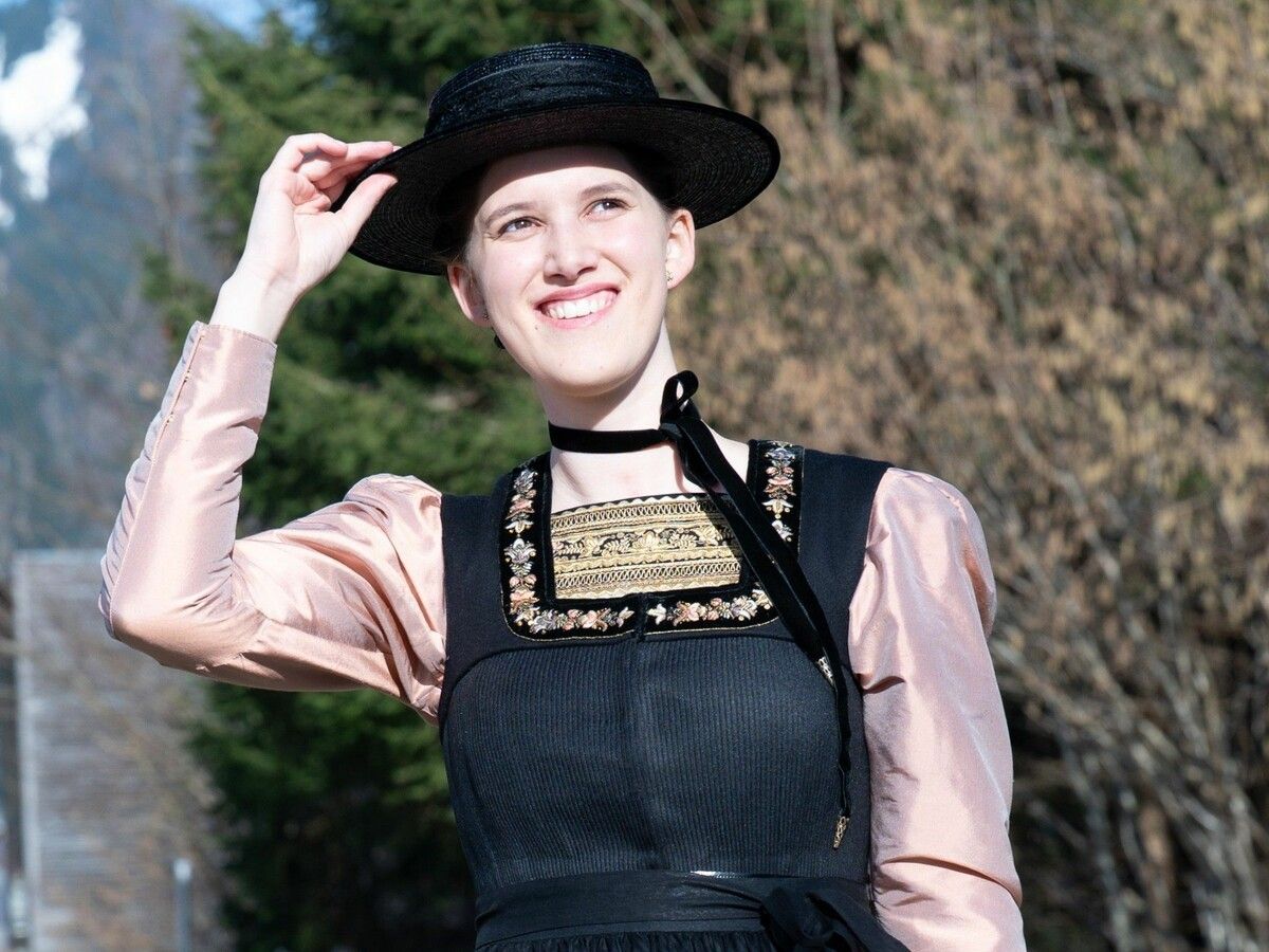 Adele Bilgeri strahlt in ihrer Tracht mit der Sonne um die Wette.