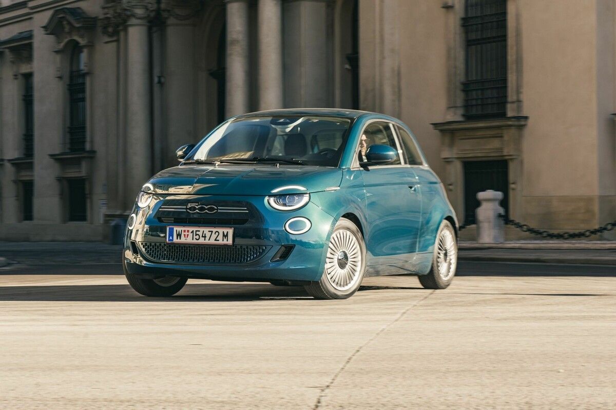 Äußerlich praktisch identisch mit dem seit 2020 gebauten Elektro-500: Jedermanns Liebling Fiat Cinquecento ist zurück und macht nun wieder richtig Spaß. ⇒S. Pabeschitz