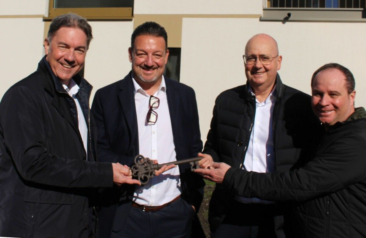 Alexander Stuchly (l.) und Martin Moosbrugger (r.) übergaben symbolisch den großen Schlüssel an Manfred Miglar und Peter Fertschnig.⇒stp (3)