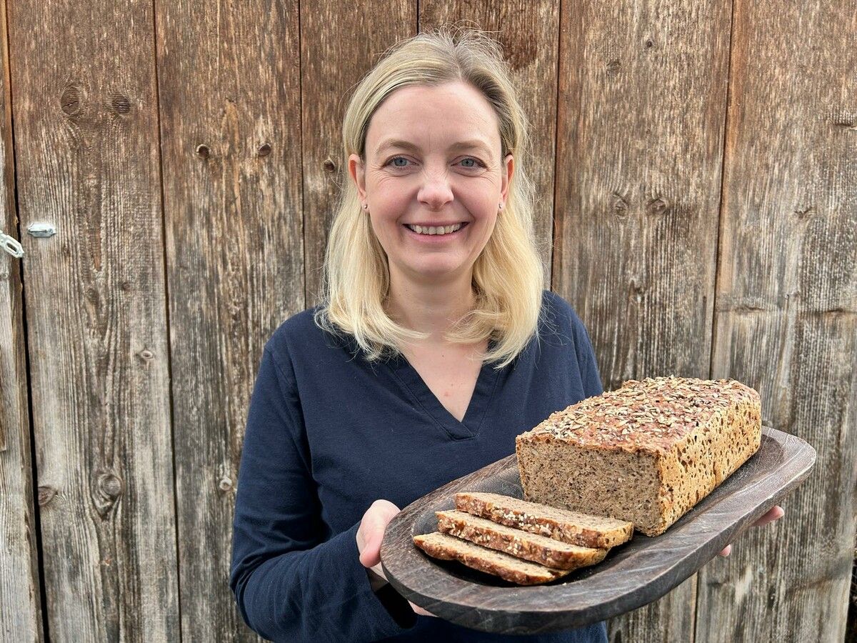 Alexandra Frick von Backduft präsentiert ihr frisch gebackenes Körnerkraftbrot.