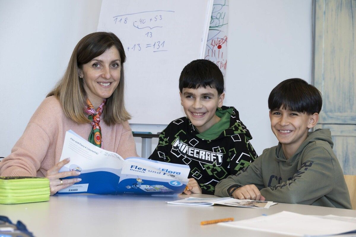 Alona Neuberger leitet das Caritas-Lerncafé in Bregenz. Die Arbeit mit Kindern erfüllt sie. ⇒VN/Paulitsch