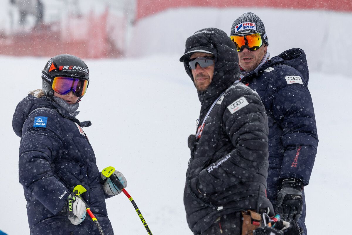 Alpindirektor Christian Mitter (Mitte) und der scheidende Frauen-Cheftrainer Roland Assinger (r.) bei der Streckenbesichtigung im Rahmen des Weltcups in Altenmarkt-Zauchensee mit Nina Ortlieb. ⇒GEPA
