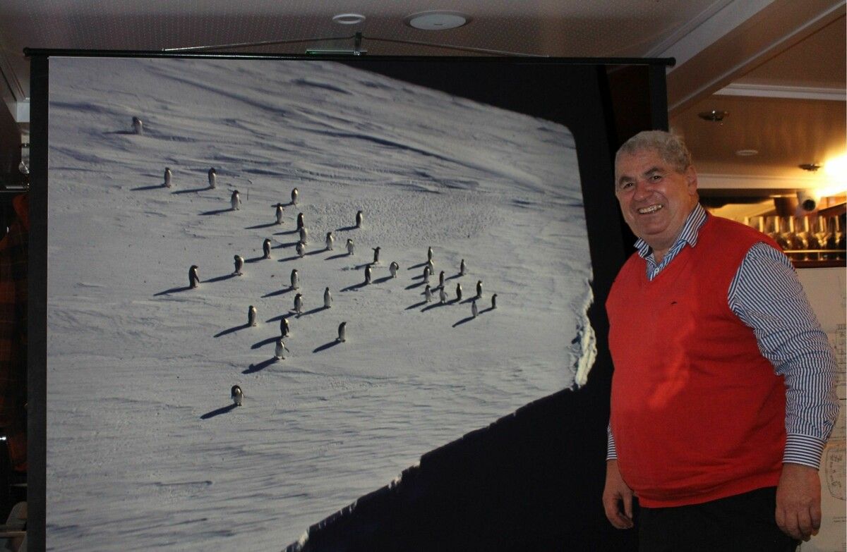 Als hätten sie das lange geprobt: drei Dutzend Pinguine nahmen als „Begrüßungskomitee“ Aufstellung auf der riesigen Eisscholle, als die Ice Bird eine Anlegemöglichkeit suchte. ⇒STP (3)