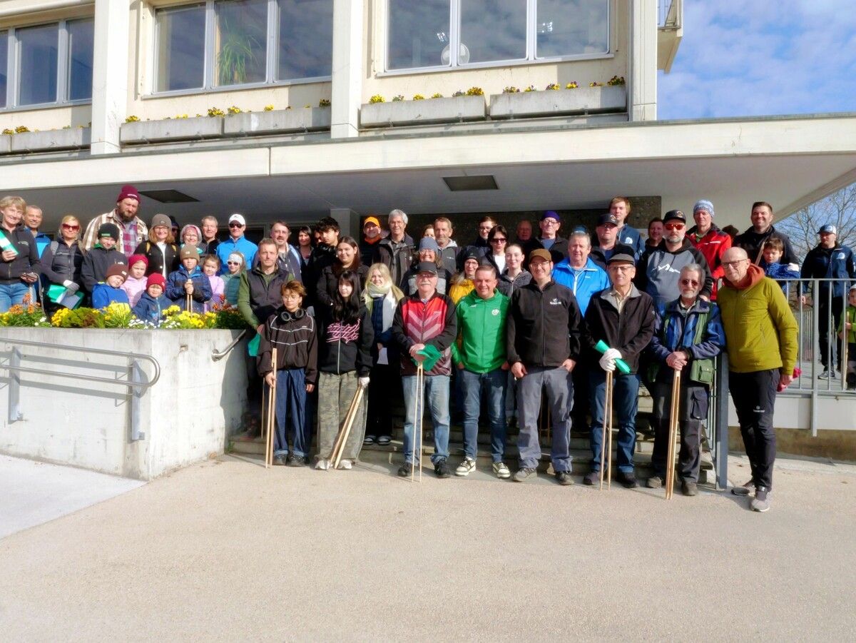 Am Gemeindeamt rüsteten sich die fleißigen Teilnehmer mit Zange und Müllsäcken aus.⇒he (2)