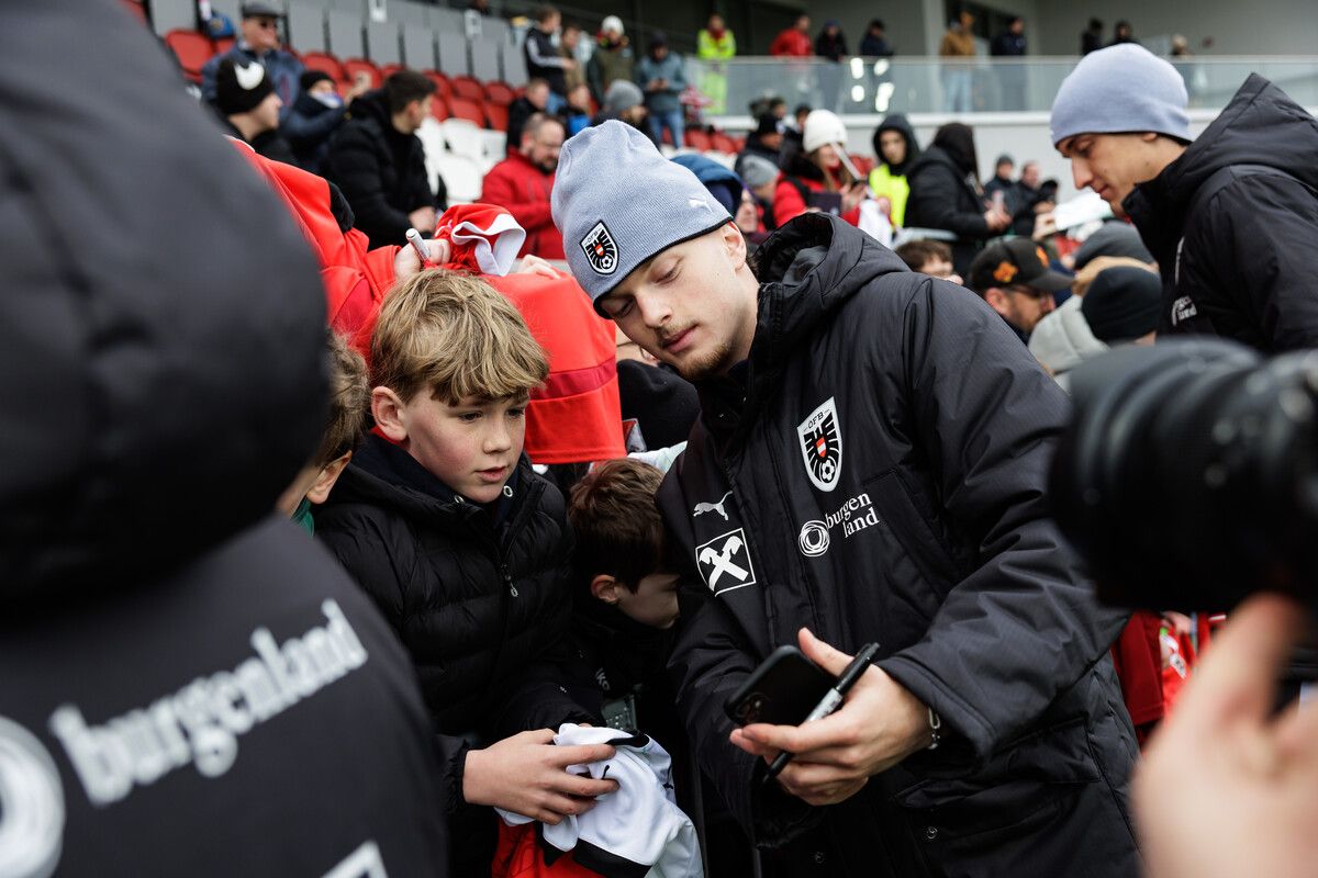 Am Tag nach der 5:1-Gala gegen Ghana war Teamdebütant Paul Wanner bei den Fans gefragt.⇒gepa