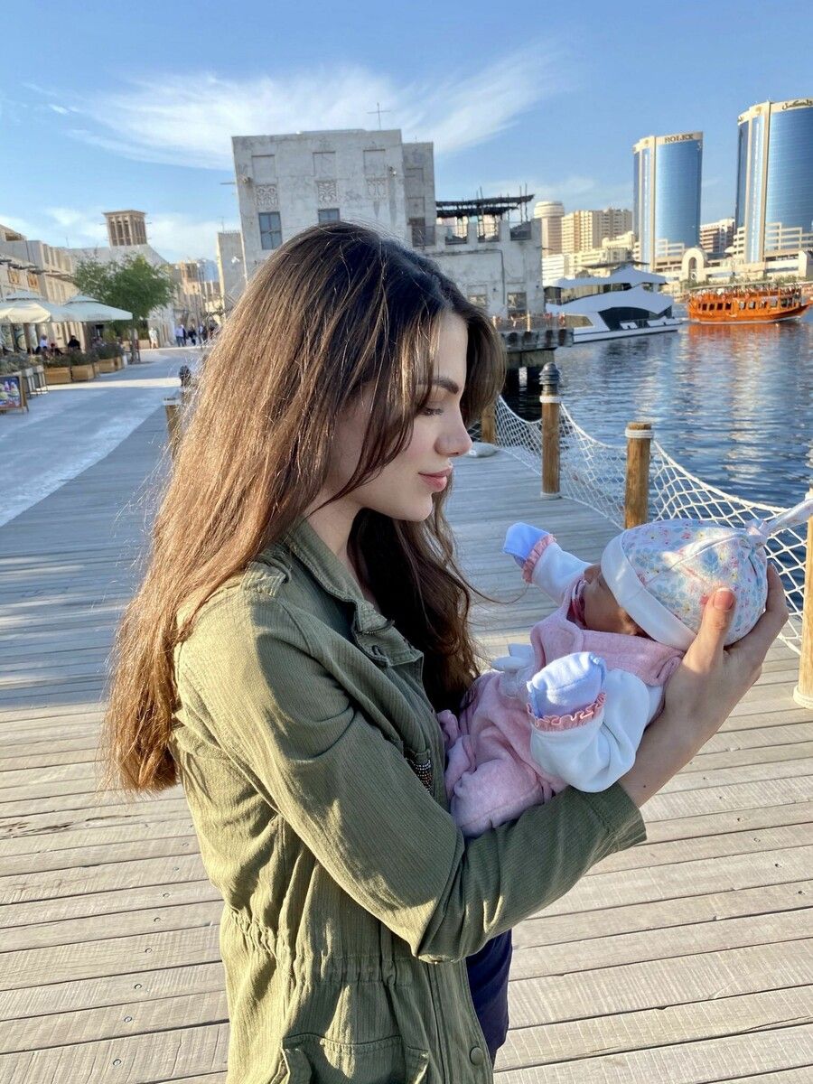 Amina Dagi lebt mit ihrer Tochter, die 2020 geboren ist, in Wien. Zwei Mal jährlich reist sie nach Dubai. ⇒Dagi, VN/pem