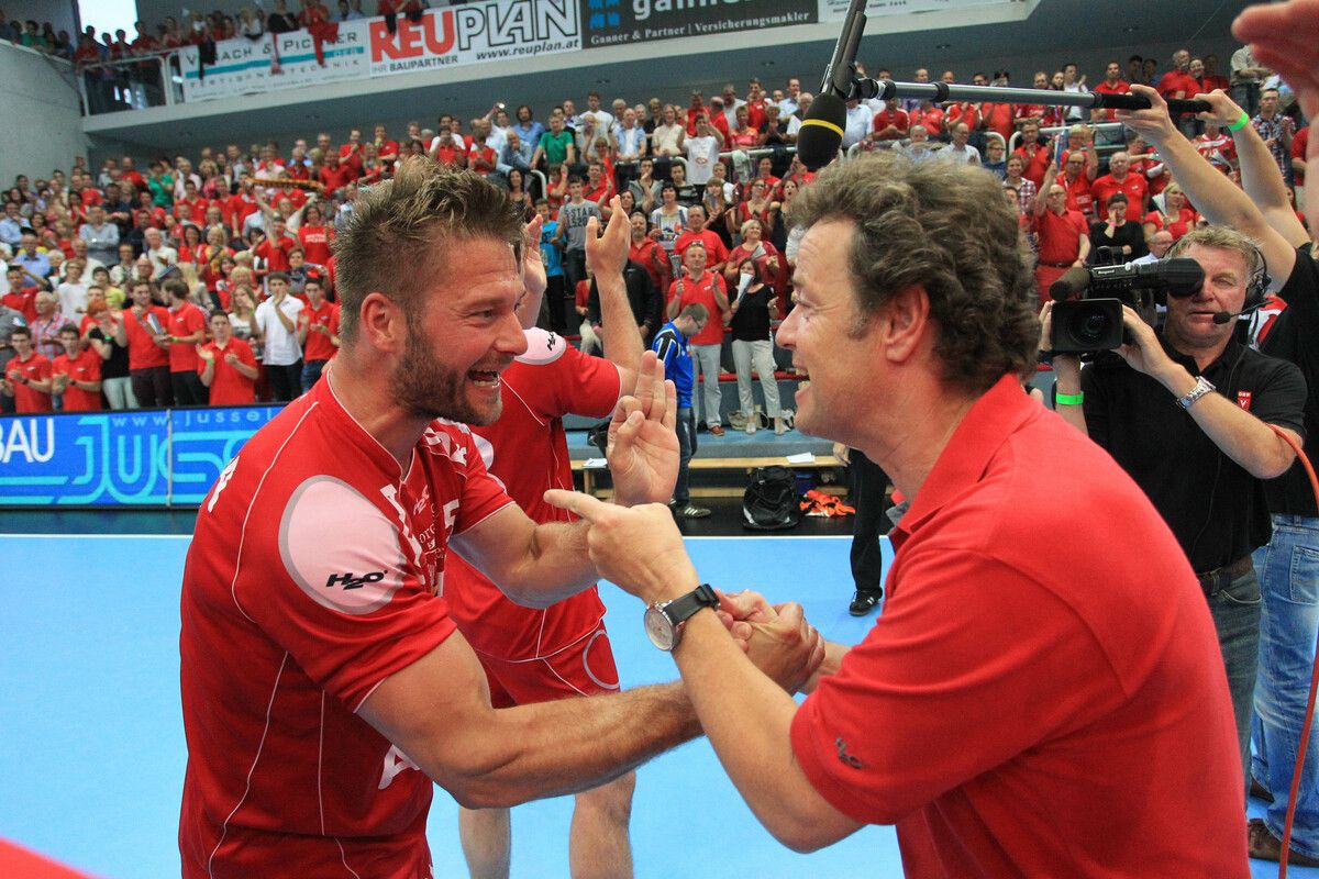 Andi Varga mit Hard-Präsident Günther Lehner. Am 1. Juni 2012 beendete der damals 35-Jährige mit seinem zehnten HLA-Meistertitel seine aktive Karriere.⇒Hartinger