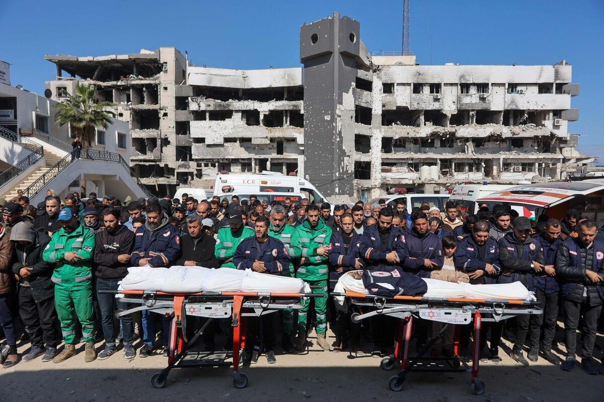 Angehörige und Sanitäter beten vor dem Schifa-Krankenhaus in Gaza vor zwei aufgebahrten Toten nach einem nächtlichen israelischen Angriff. AFP (5)