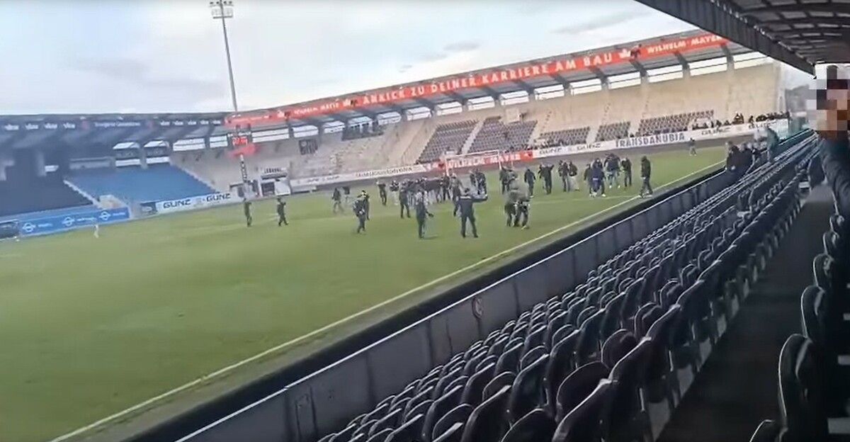 Angriff vermummter Wacker Innsburck-Chaoten auf Altach-Fans.