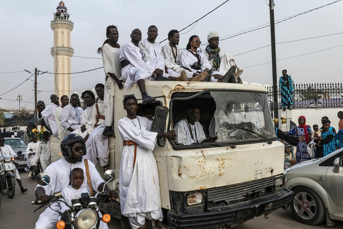 Anhänger der senegalesischen Glaubensgemeinschaft Baye Fall liefern in Touba Essen für das Fastenbrechen im Ramadan.