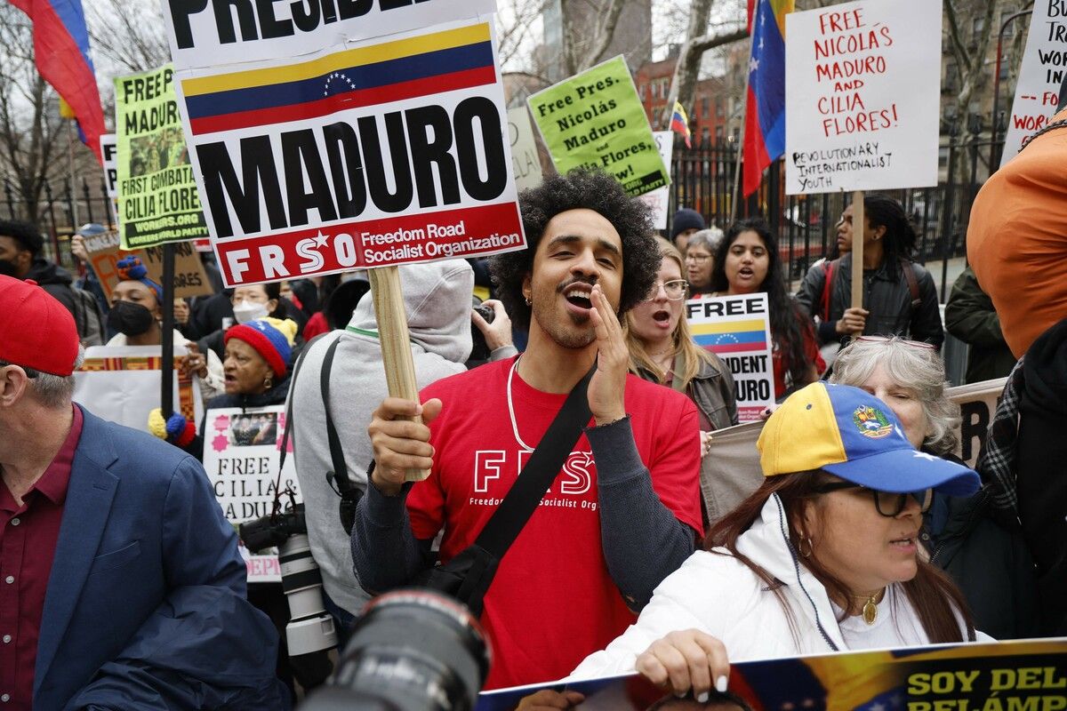 Anhänger des gestürzten venezolanischen Präsidenten Nicolás Maduro protestierten in New York City, wo Maduro zum zweiten Mal zu einer zweiten Anhörung vor Gericht erschien. AFP (4); dpa