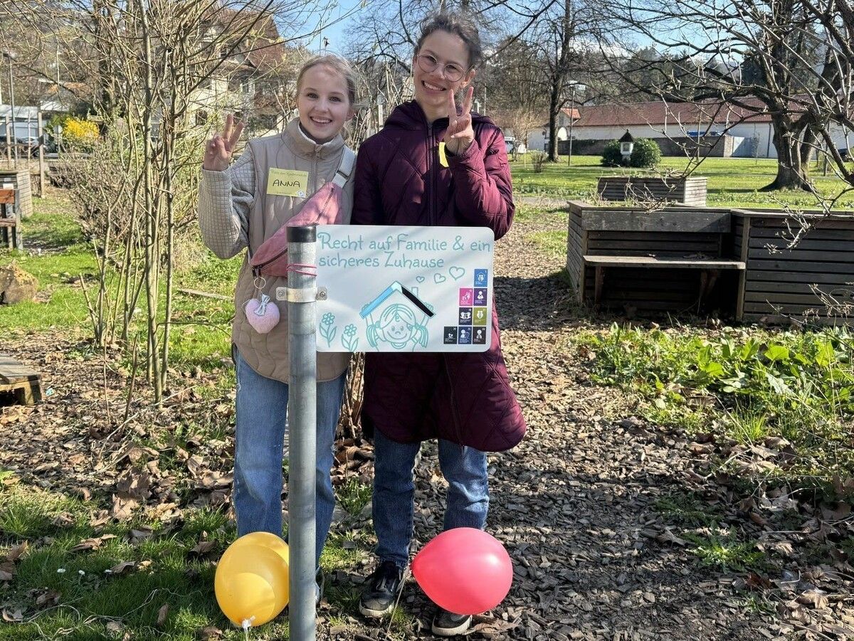 Anna Lorenzi (13) und Frida Manser (15) engagieren sich für Kinderrechte. ⇒dos (3)