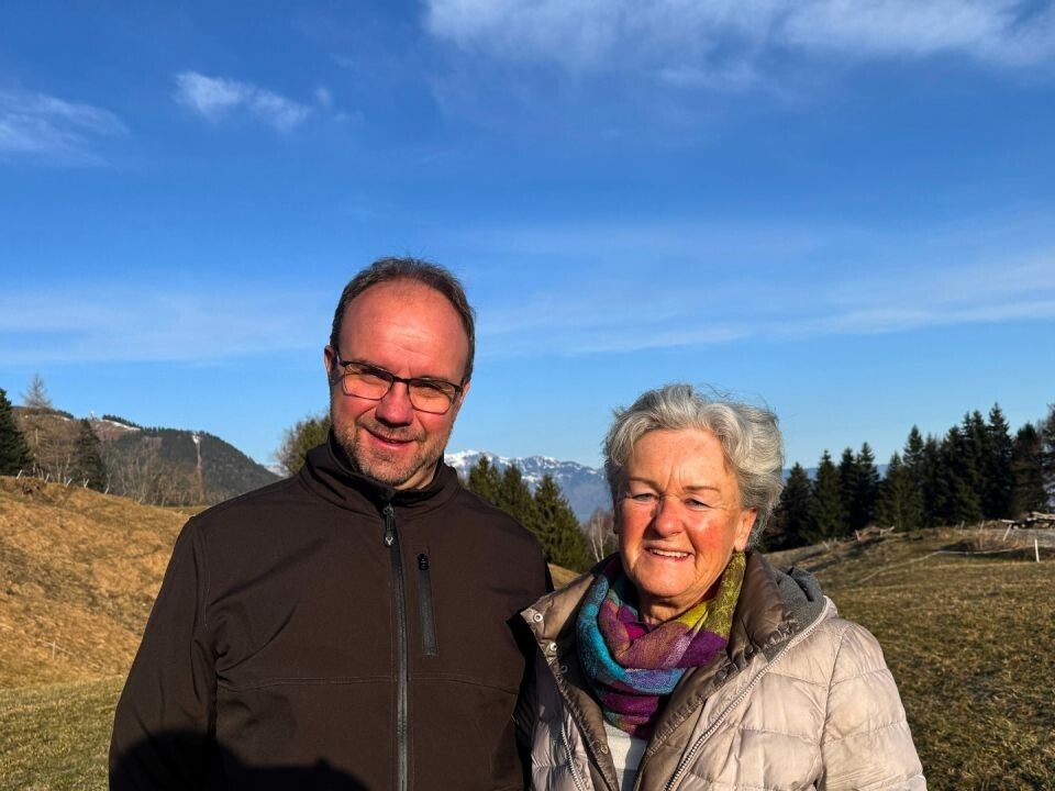 Annemarie Müller (im Bild mit Christoph Seeberger) befürchtet durch die geplante Bodenaushub-Deponie Lärm, Staub und zusätzlichen Verkehr in unmittelbarer Nähe ihres Hauses.⇒vds (3)