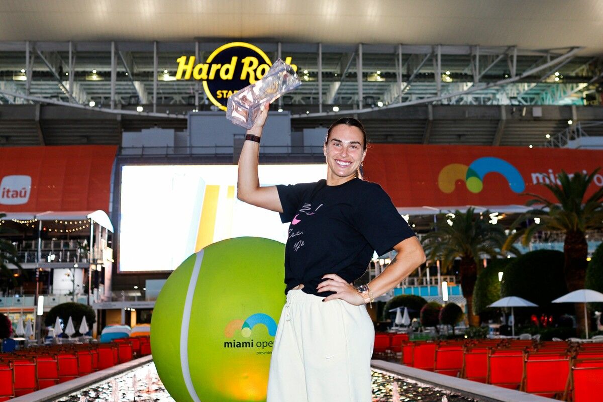 Aryna Sabalenka mit Butch Buchholz-Trophäe für den Sieg in Miami.⇒afp